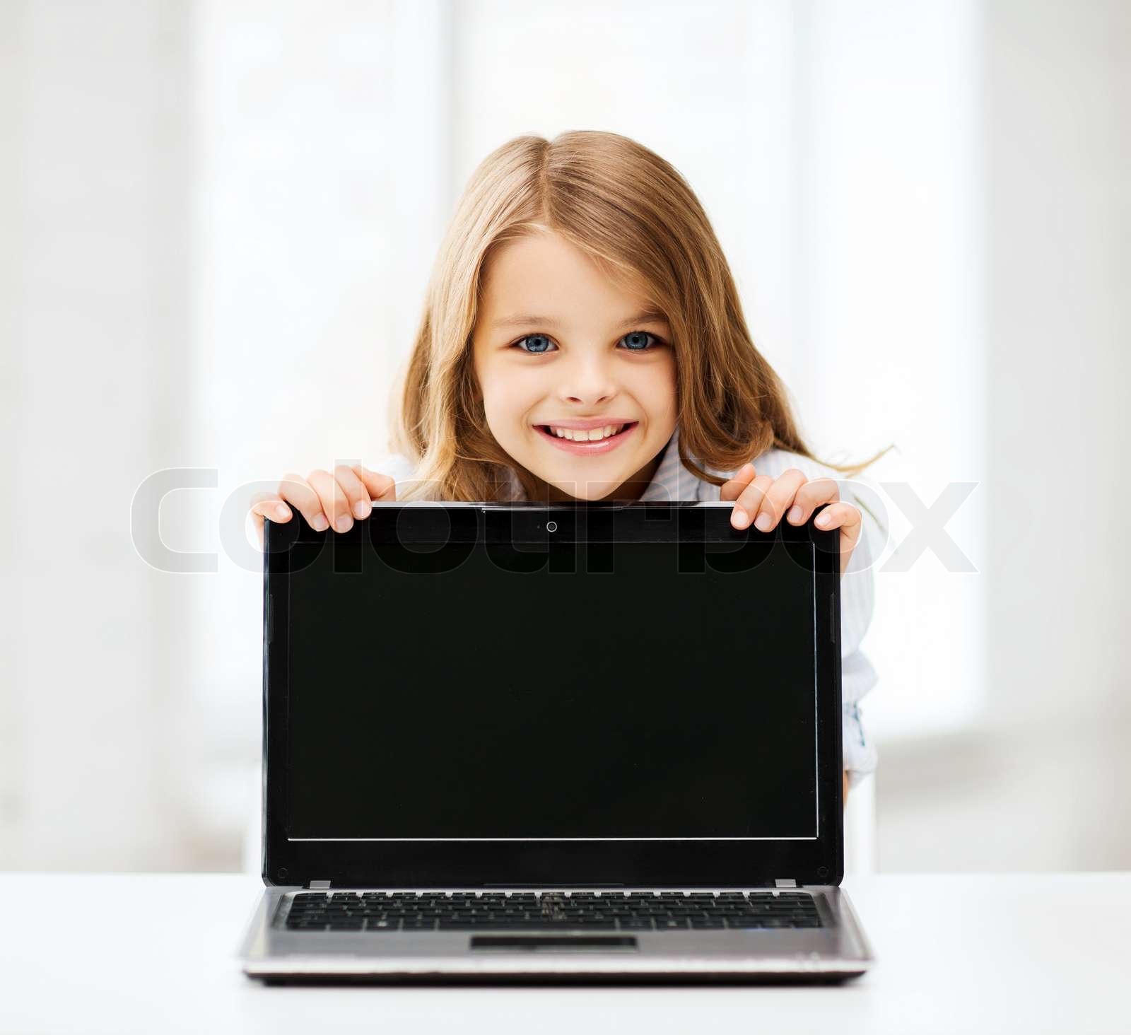 Pc Lernspiele Für Kinder Winxp Junge Mädchen Kinderspiel Auf Computer Stockbild. Bild Von Mädchen