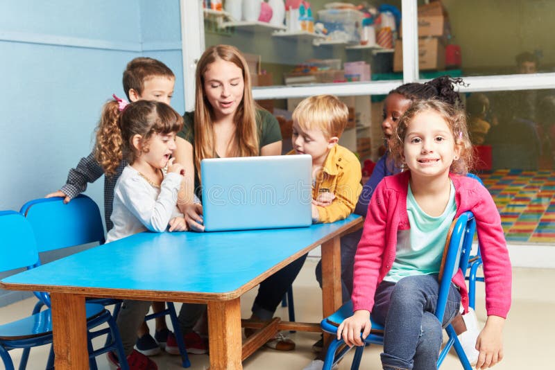 Computer Lernspiele Für Kinder Vor Und Nachteile Lehrer Und Junge An Der Laptop-computer Stockbild