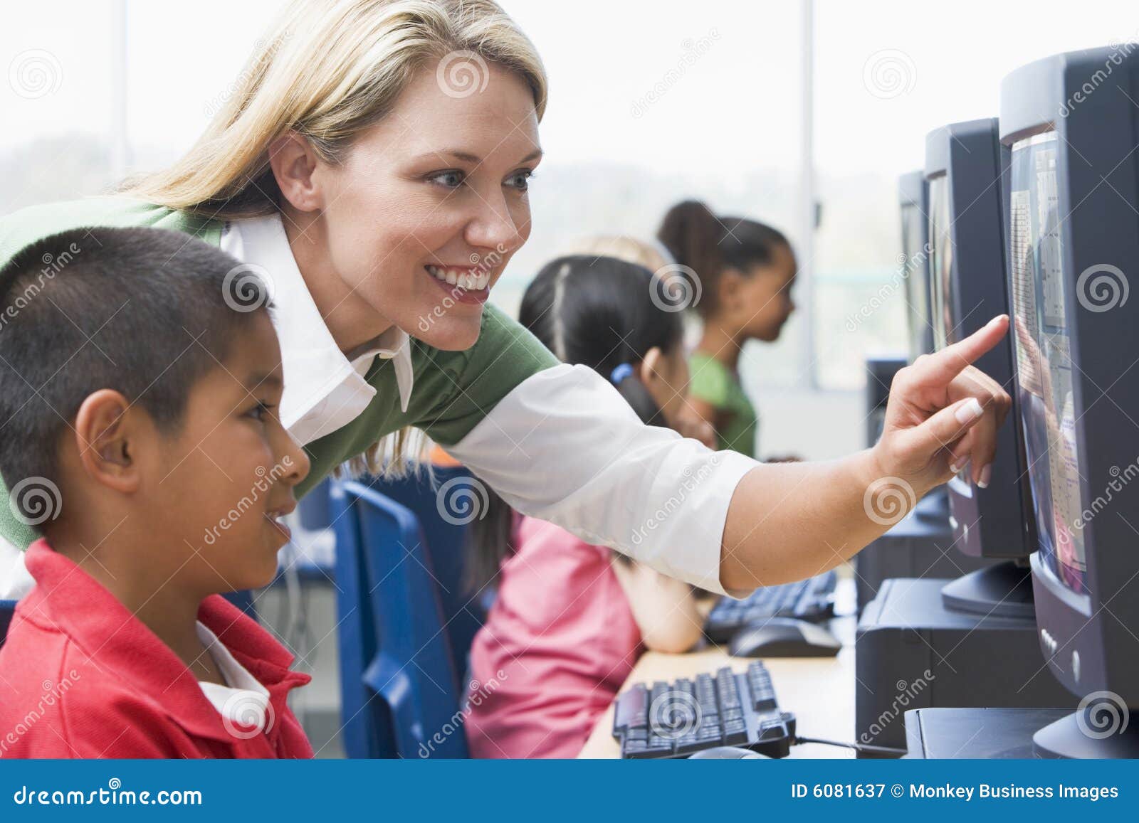 Computerunterricht Für Kinder Mit Behinderung Lernspiele Umsetzen Behinderte Mädchen Im Rollstuhl Und Andere Kinder, Die An Laptops