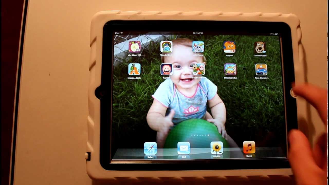 Kinder Lernspiele Ipad A Young Boy 7-8 Years Old Plays A Game On An Ipad At The Apple Store In